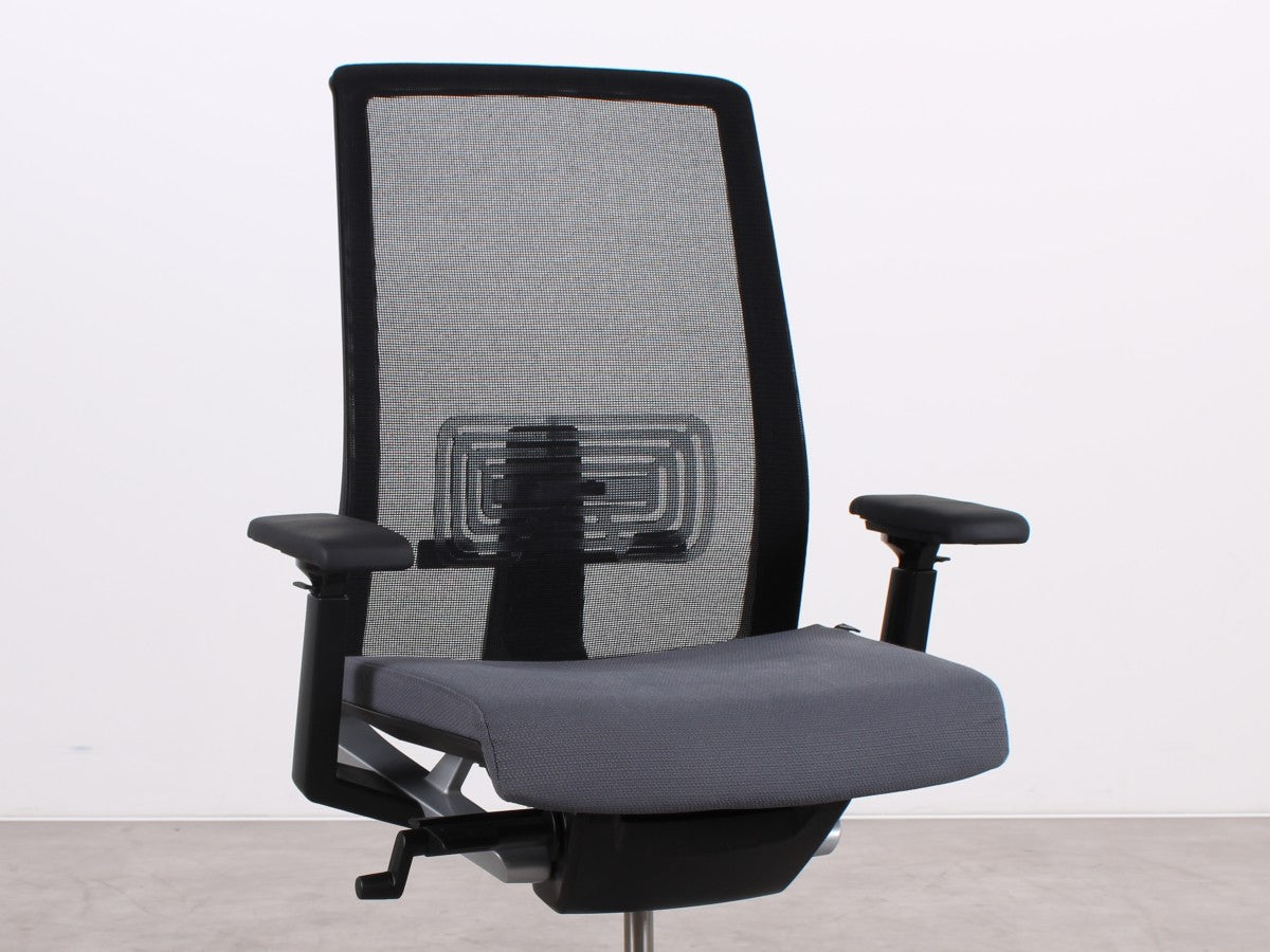 Haworth Comforto Very 6265 mit grauer Sitzfläche und schwarzer Netzrückenlehne