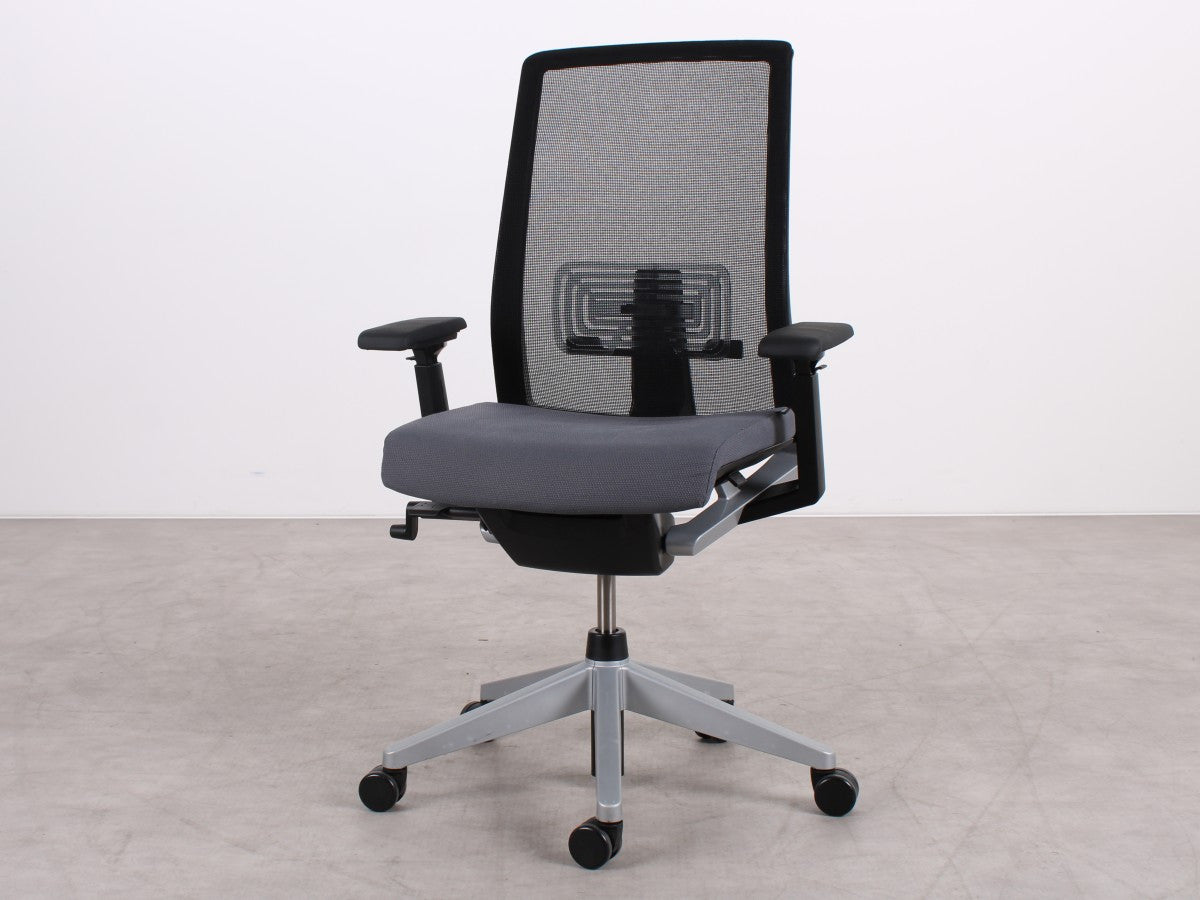 Haworth Comforto Very 6265 Bürostuhl in schräger Vorderansicht