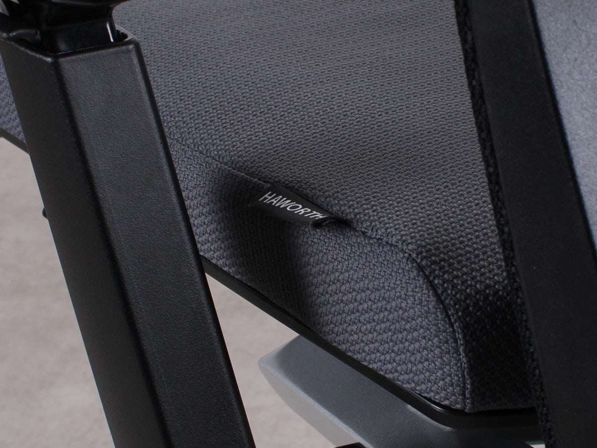 Graue Stoff-Sitzfläche des Haworth Comforto Very 6265 im Detail
