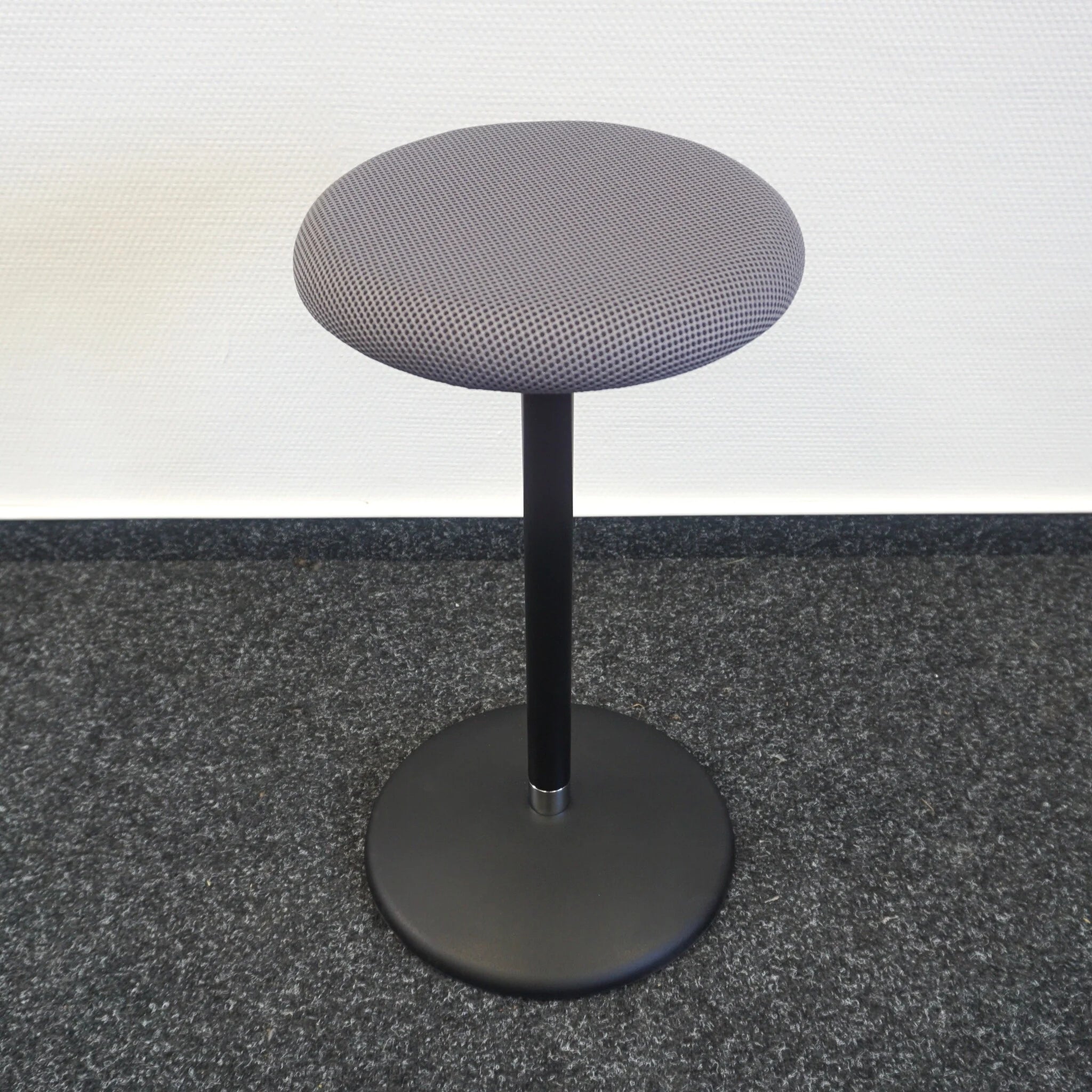 Girsberger Sway Design Hocker | Grau-Schwarz