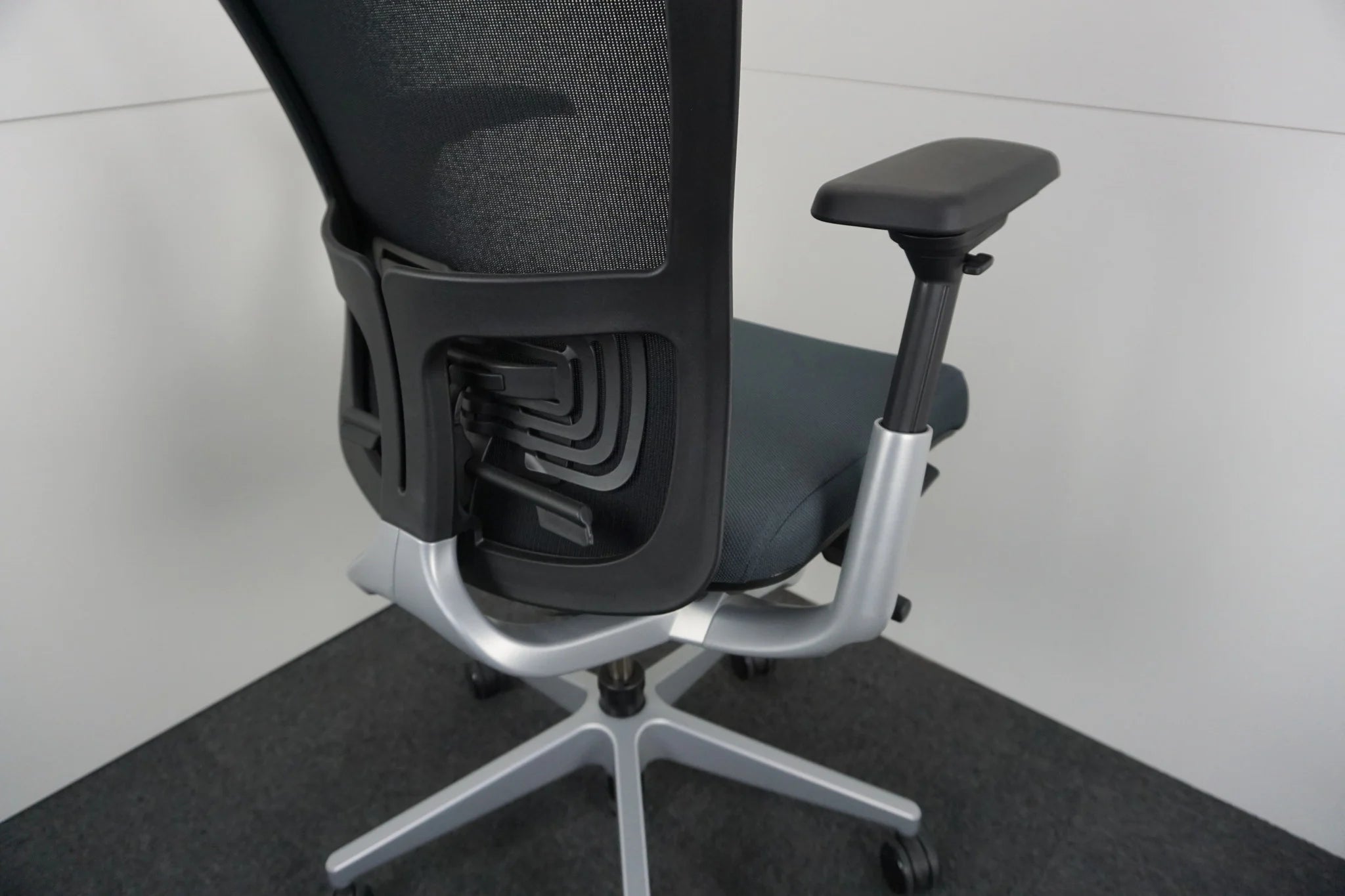 Haworth Comforto Zody Bürostuhl Dunkelgrau Lordosenstütze