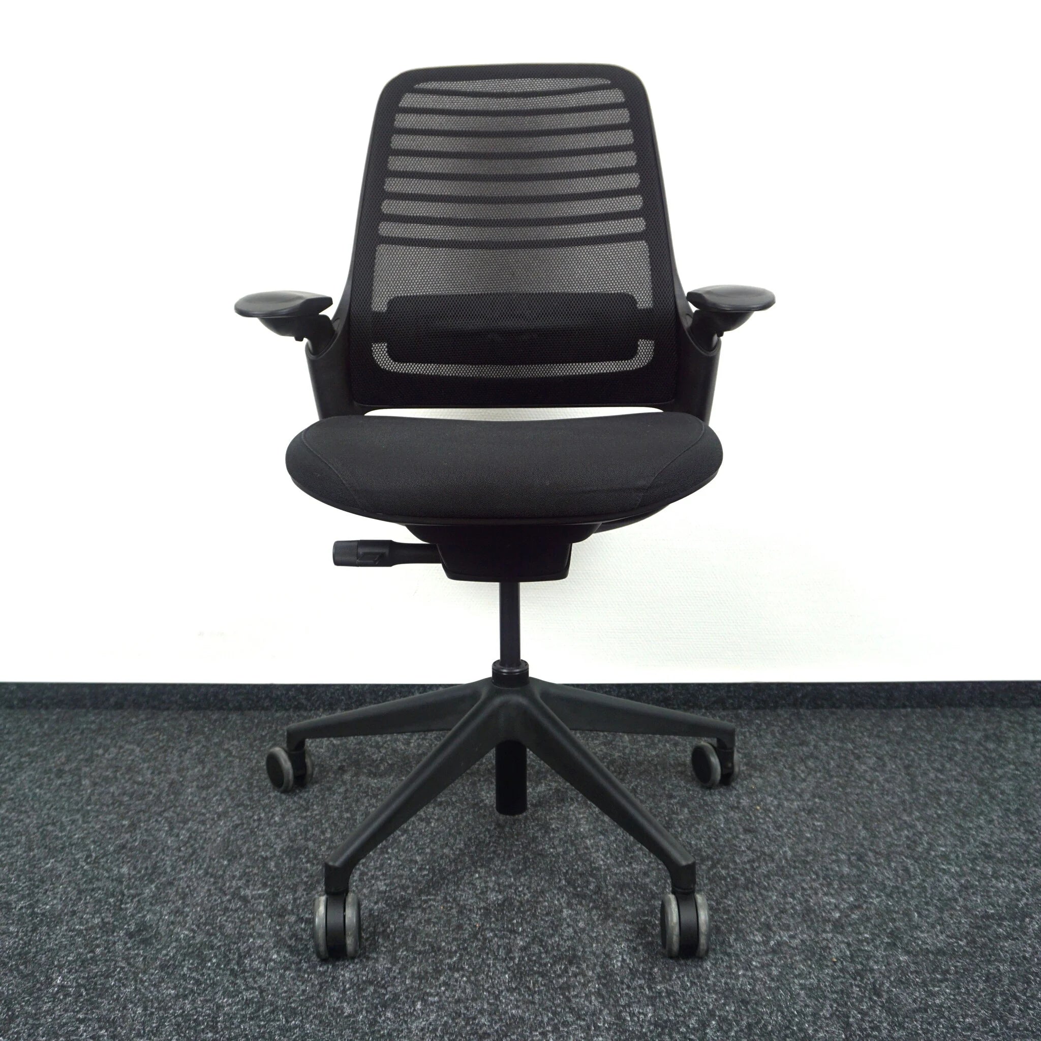 Steelcase Series 1 Ergonomischer Bürodrehstuhl Schwarz Vorderseite