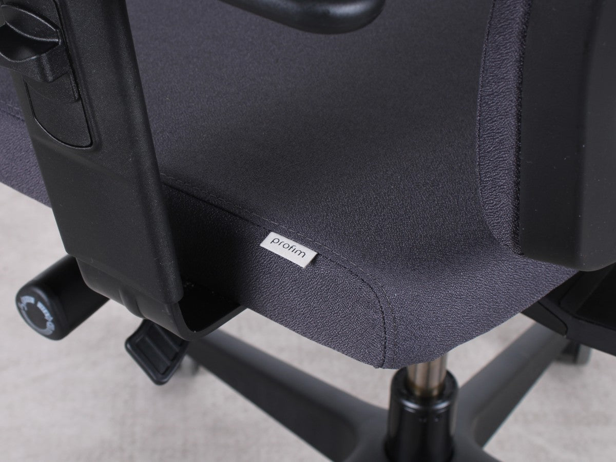 Detail des anthrazitfarbenen Xtreme-Stoffbezugs mit Profim Markenetikett