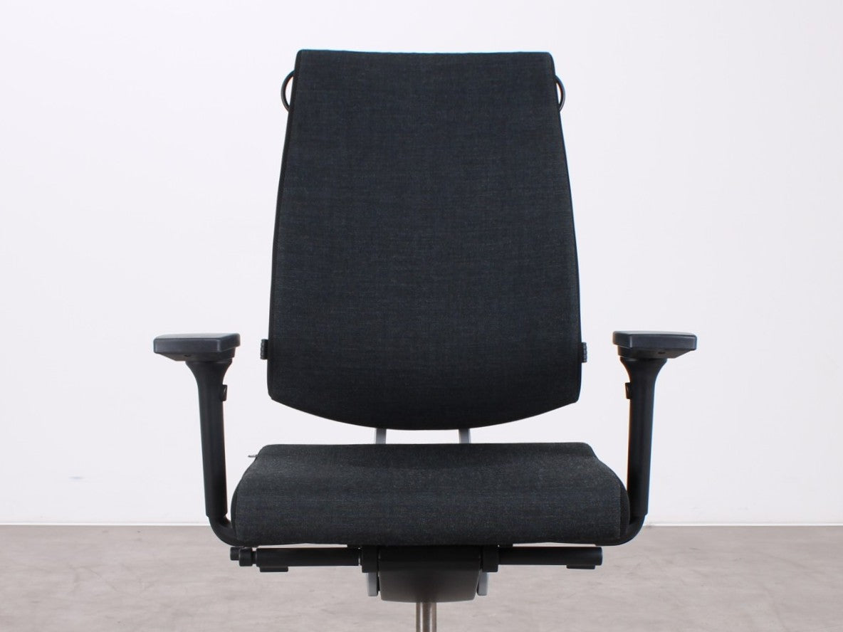 Frontdetail des Sedus Black Dot Bürostuhls mit Kvadrat Remix 2 Bezug in Anthrazit