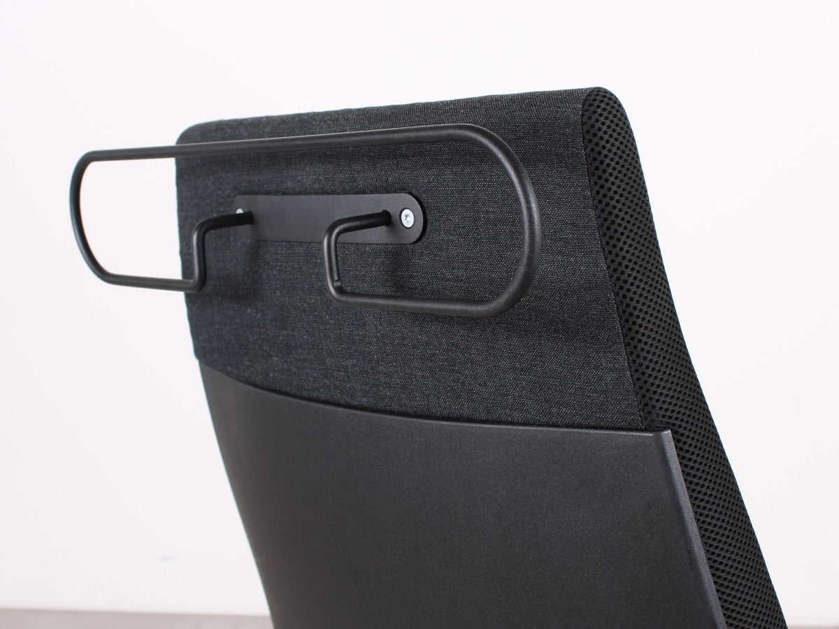 Detail des Kleiderbügels an der Rückseite des Sedus Black Dot Bürostuhls