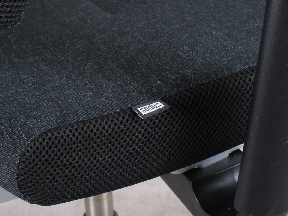 Detail des anthrazitfarbenen Kvadrat Remix 2 Bezugs mit Sedus Markenetikett