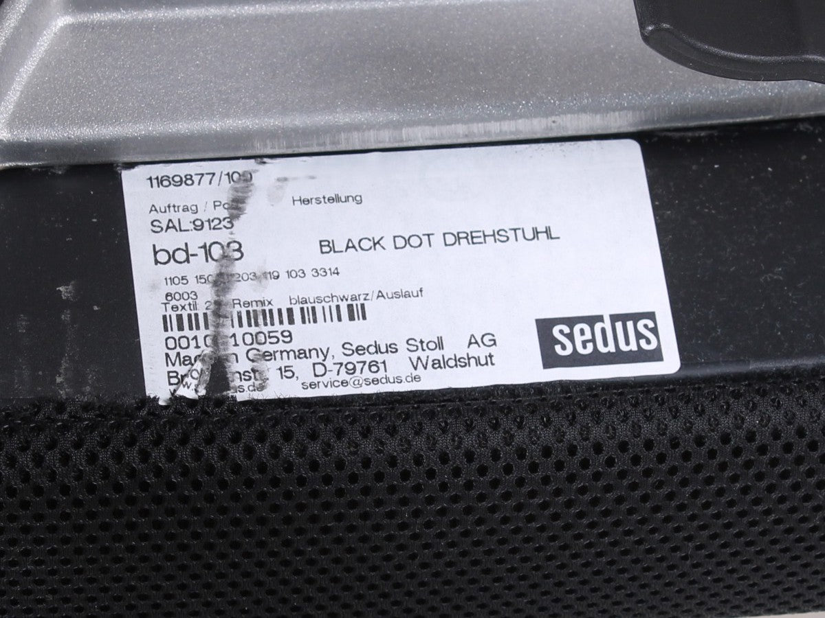 Typenschild des Sedus Black Dot Drehstuhls mit Hersteller- und Modellangaben