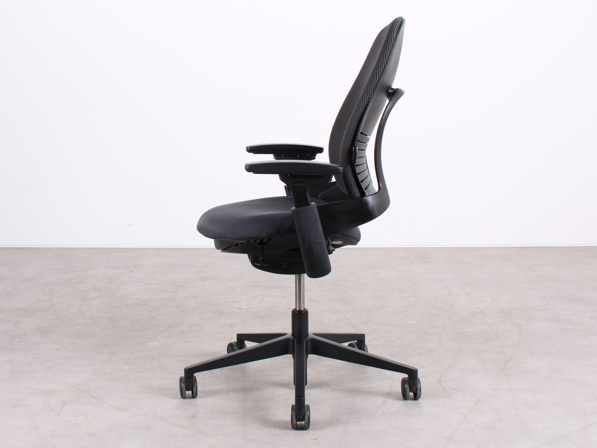 Steelcase Leap V2 Bürodrehstuhl in Schwarz, refurbished durch R&M