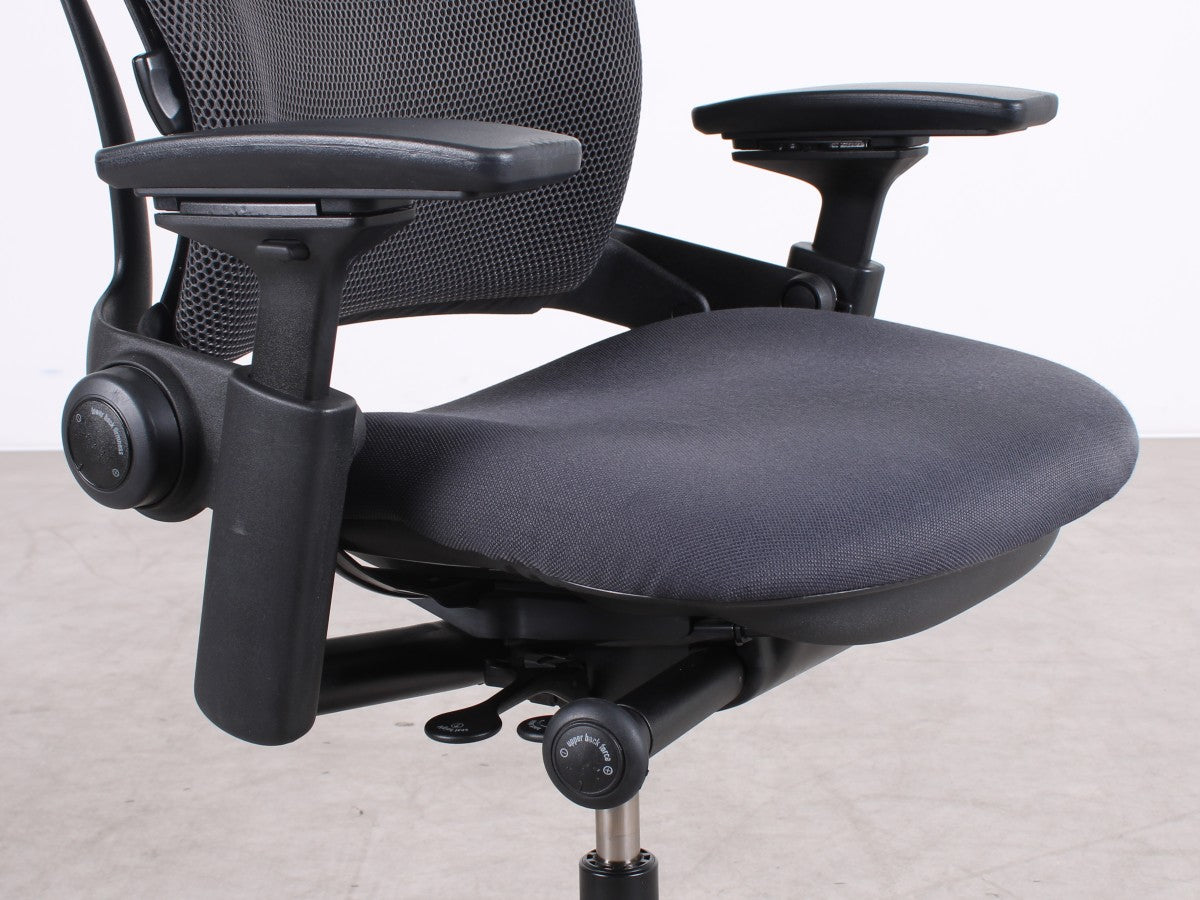 Steelcase Leap V2 Bürodrehstuhl in Schwarz, refurbished durch R&M