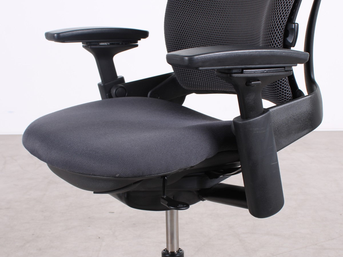 Steelcase Leap V2 Bürodrehstuhl in Schwarz, refurbished durch R&M