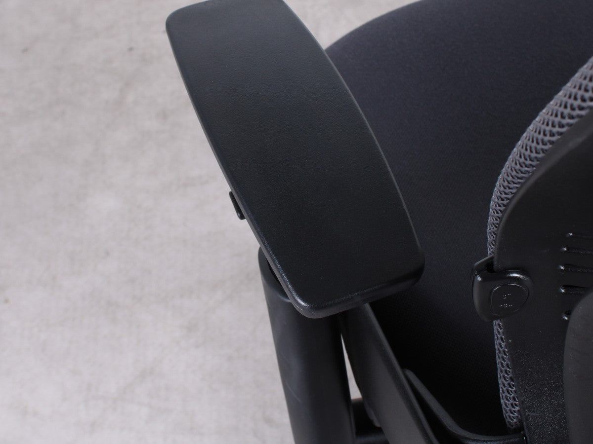 Steelcase Leap V2 Bürodrehstuhl in Schwarz, refurbished durch R&M