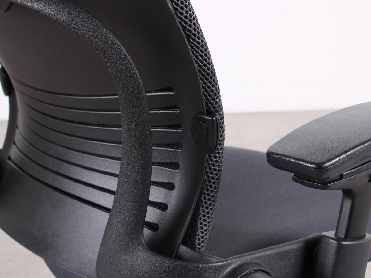 Steelcase Leap V2 Bürodrehstuhl in Schwarz, refurbished durch R&M