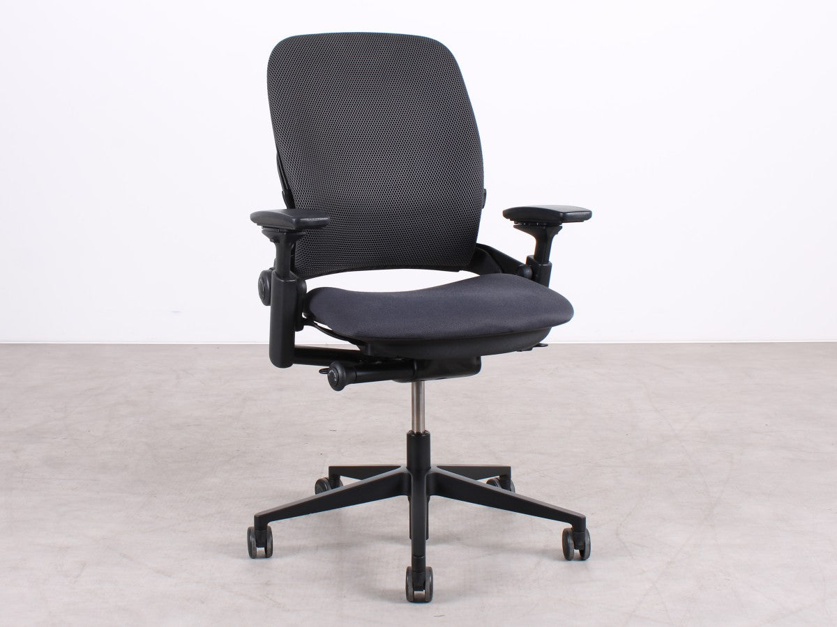 Steelcase Leap V2 Bürodrehstuhl in Schwarz, refurbished durch R&M
