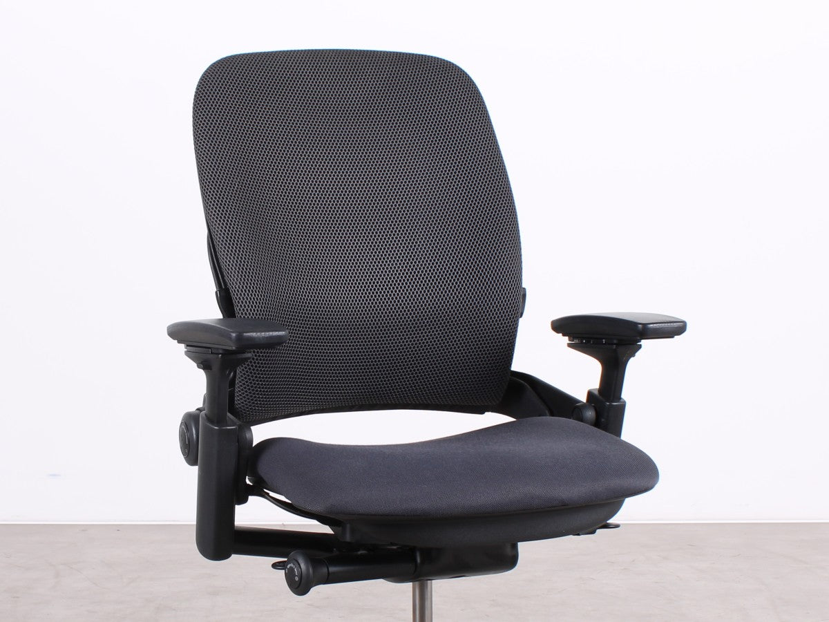 Steelcase Leap V2 Bürodrehstuhl in Schwarz, refurbished durch R&M
