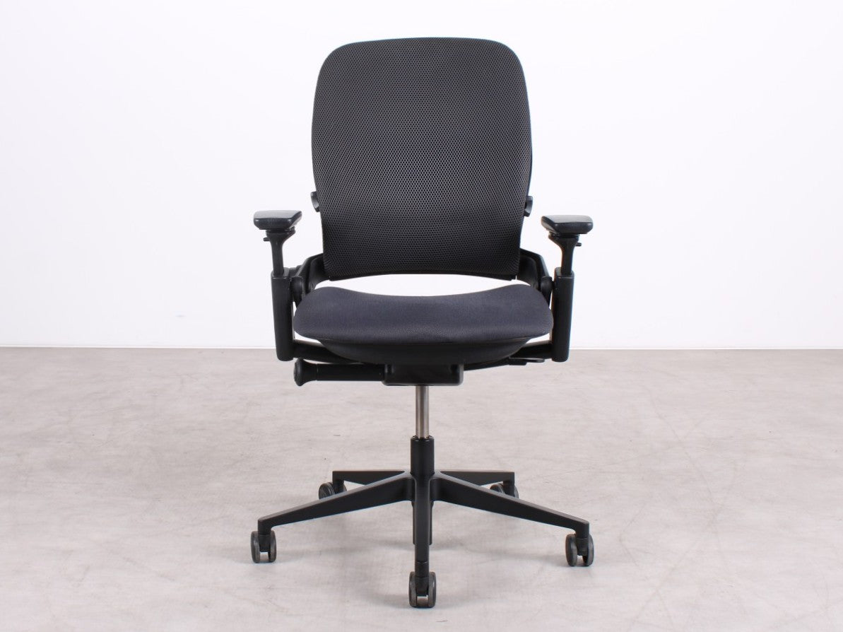Steelcase Leap V2 Bürodrehstuhl in Schwarz, refurbished durch R&M