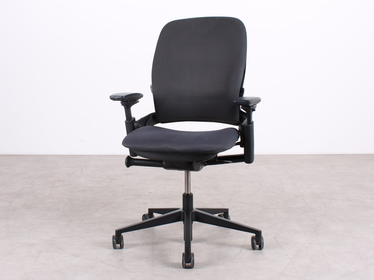 Steelcase Leap V2 Bürodrehstuhl in Schwarz, refurbished durch R&M