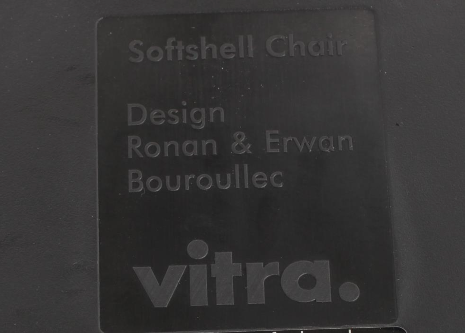 Detailaufnahme der Vitra Prägung mit Designerangabe Ronan & Erwan Bouroullec beim Softshell Chair