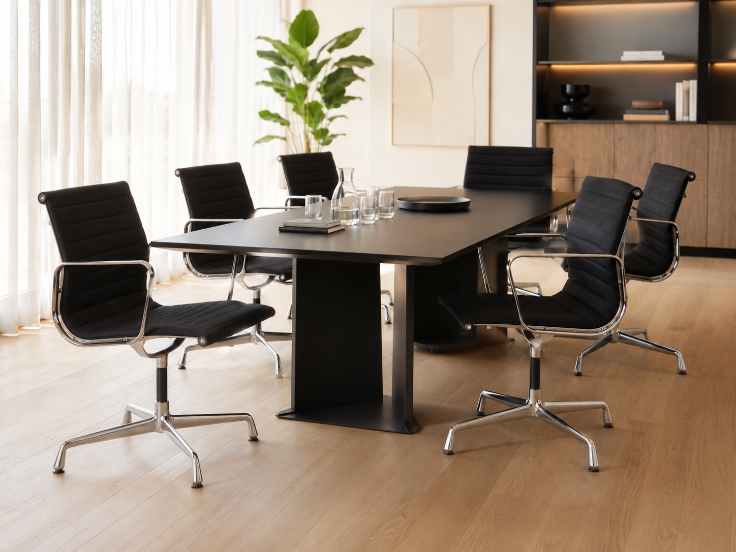 Vitra EA108 Aluminium Chair in modernem Konferenzraum, sechs Stühle an schwarzem Konferenztisch
