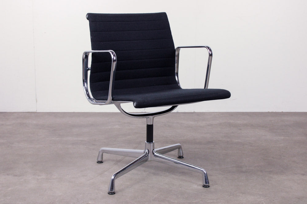 Vitra EA108 Aluminium Chair refurbished, Dreiviertelansicht, schwarzer Rippstoff, Chromgestell