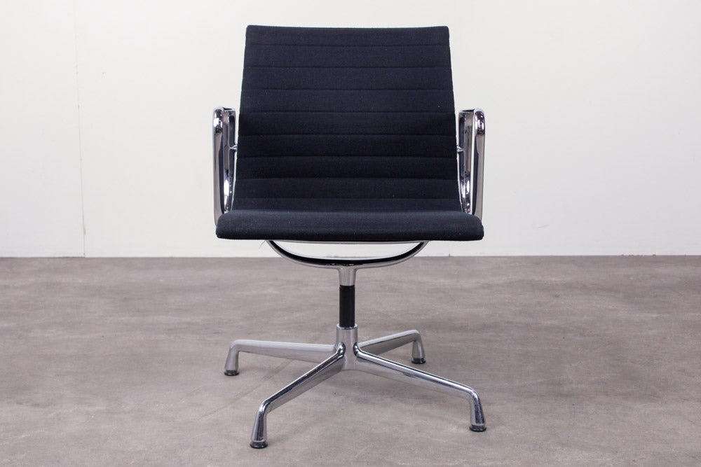 Vitra EA108 Aluminium Chair refurbished, Frontalansicht, schwarze Polsterung, Armlehnen verchromt
