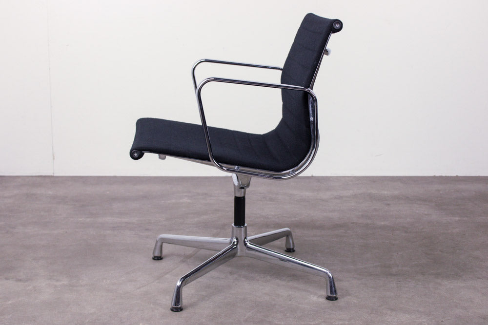 Vitra EA108 Aluminium Chair refurbished, Seitenansicht, ergonomische Rückenlehne

