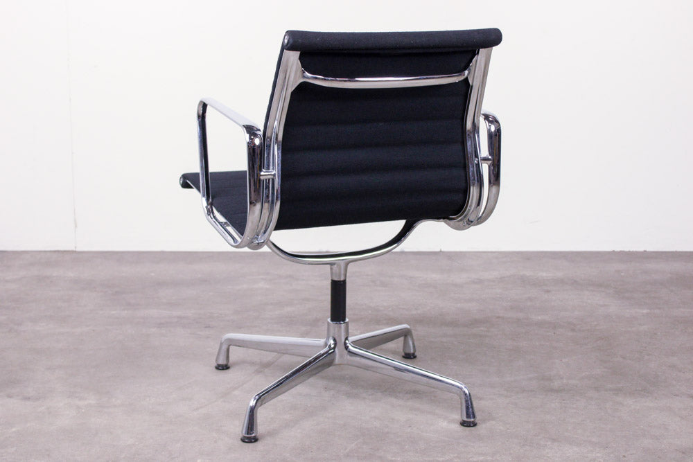 Vitra EA108 Aluminium Chair refurbished, Rückansicht, Stoffbezug schwarz gerippt