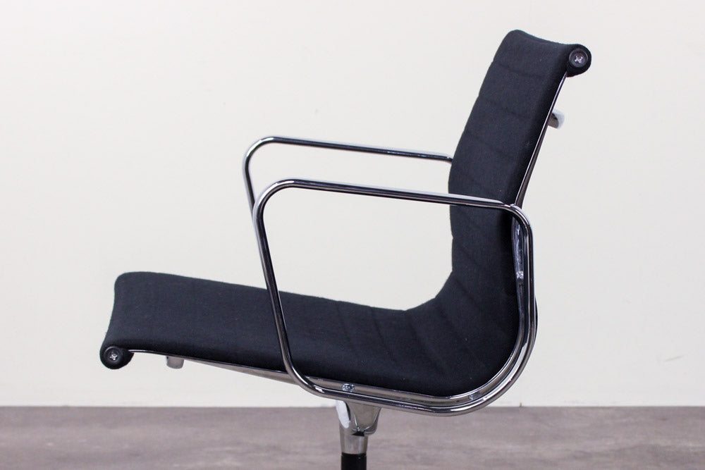 Vitra EA108 Aluminium Chair refurbished, Detailansicht Sitzmechanik und Armlehne