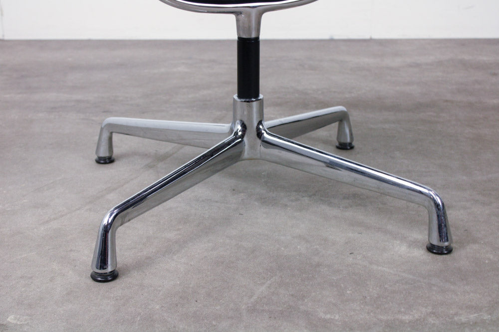Vitra EA108 Aluminium Chair, Detailansicht Vierfußgestell mit Gleitern, poliertes Aluminium
