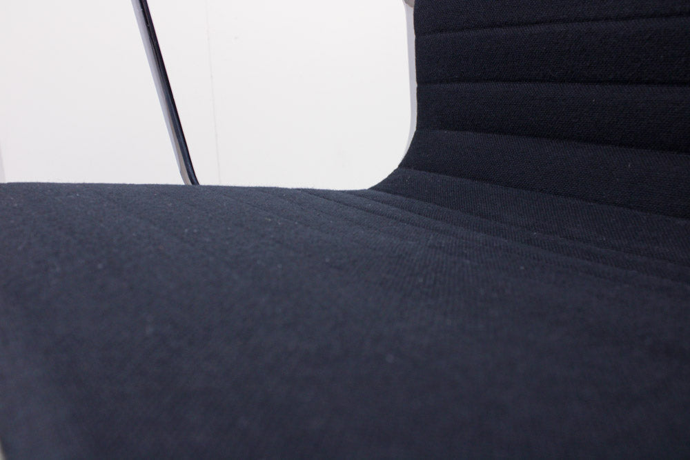 Vitra EA108 Aluminium Chair, Detailansicht Polsterstruktur nach Aufarbeitung