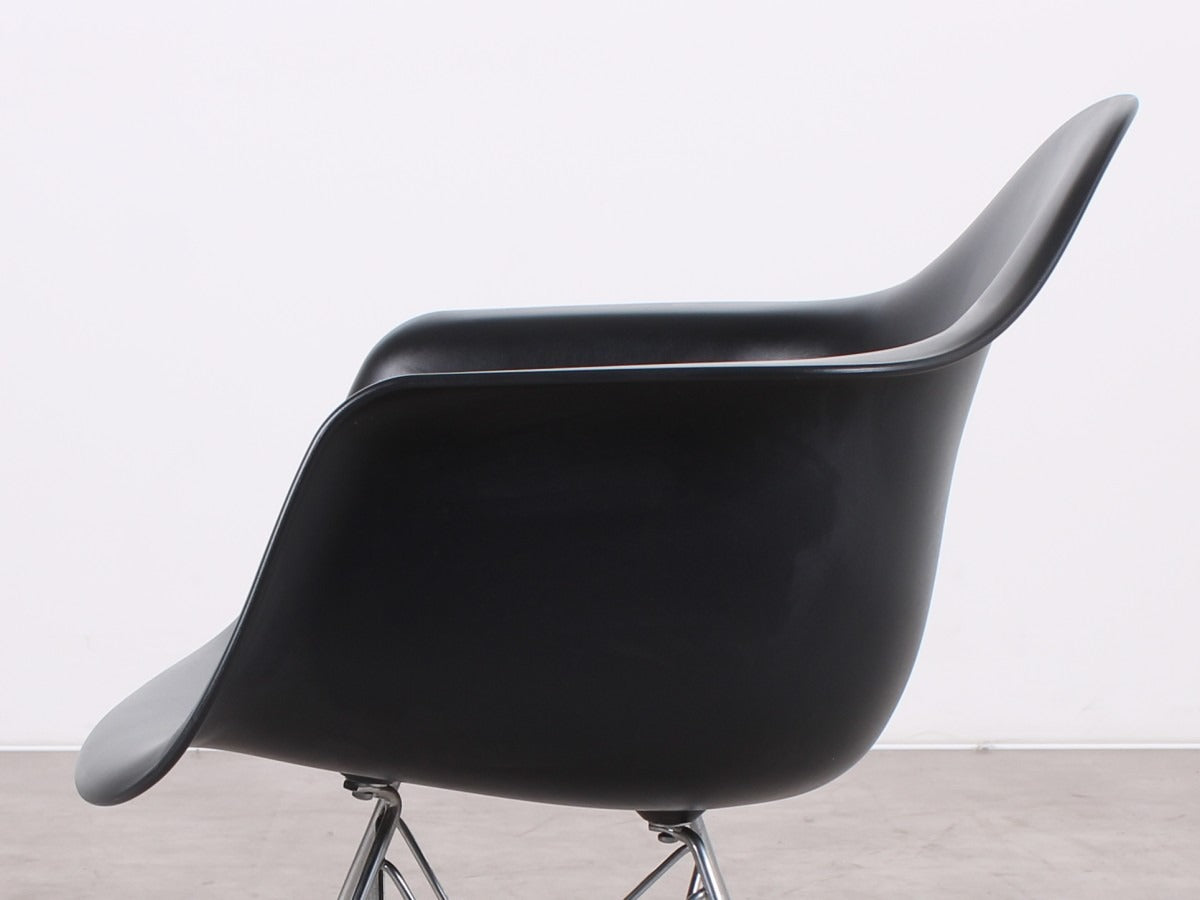 Rückenprofil des schwarzen Vitra Eames DAR Armlehnstuhls