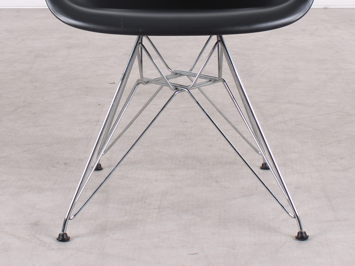 Vorderes Detail des Drahtgestells beim schwarzen Vitra Eames DAR Stuhl
