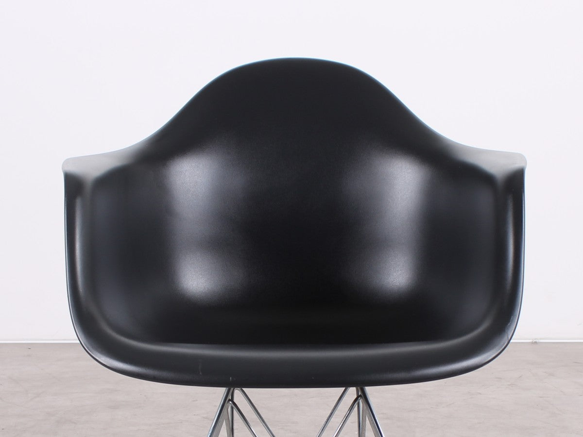 Frontdetail des schwarzen Vitra Eames Plastic Chair DAR mit Armlehnen