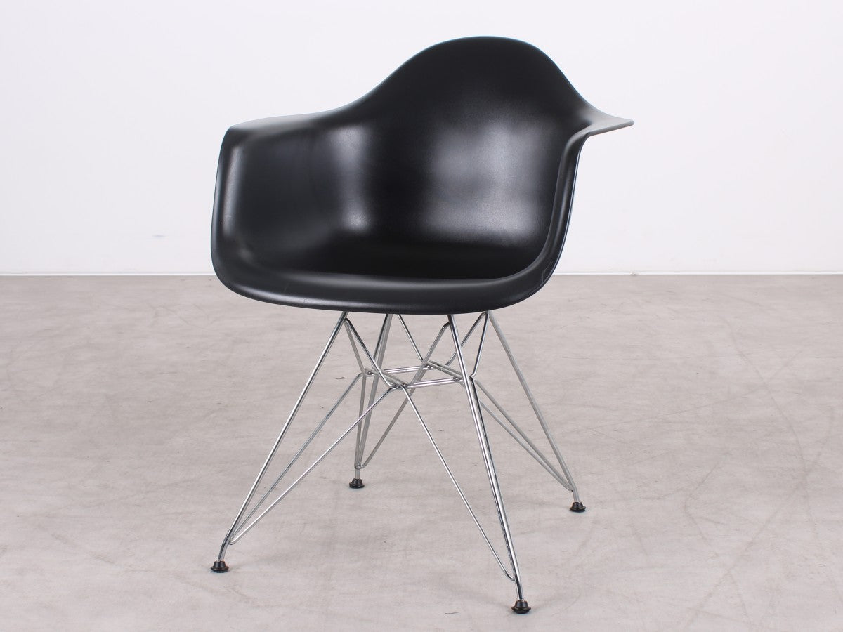 Schwarzer Vitra Eames Plastic Chair DAR in schräger Vorderansicht