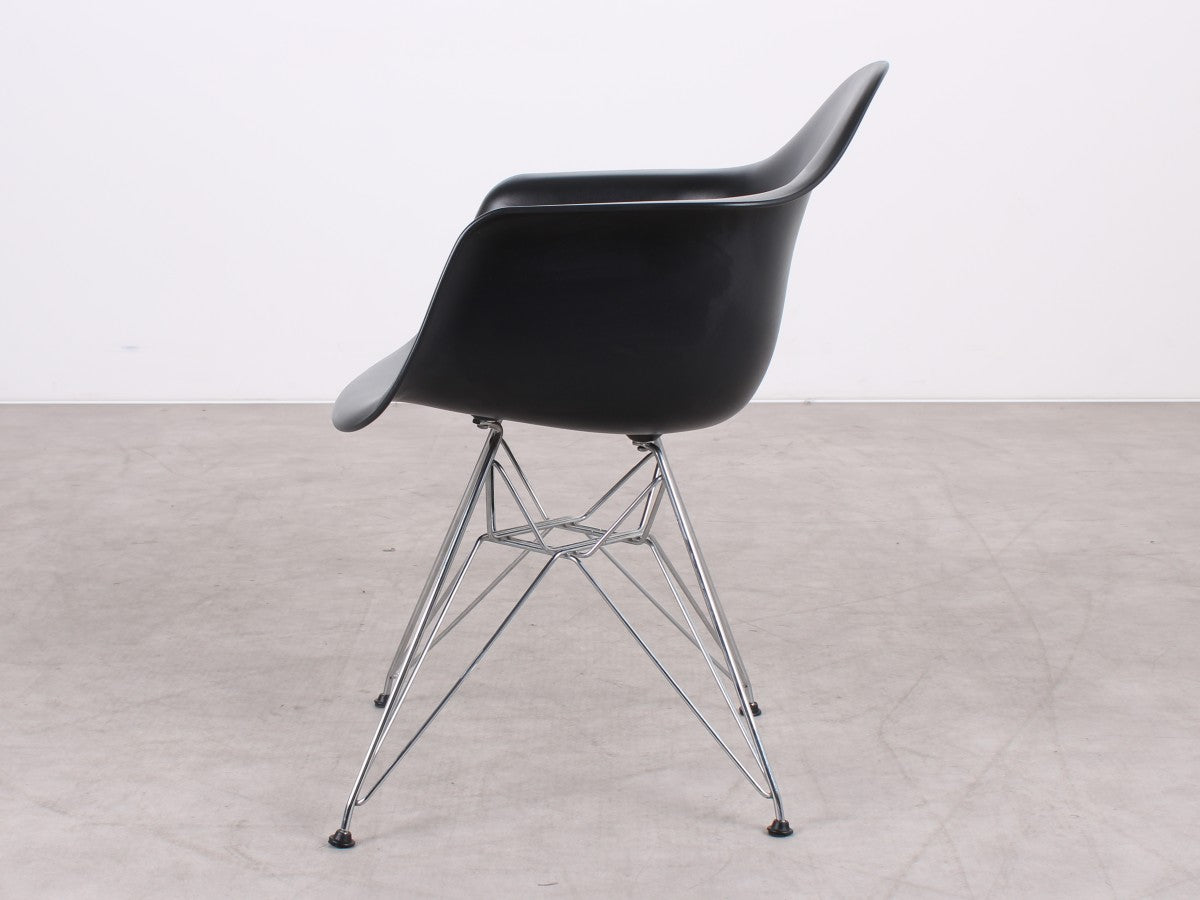 Vitra Eames Plastic Chair DAR in Schwarz in seitlicher Ansicht