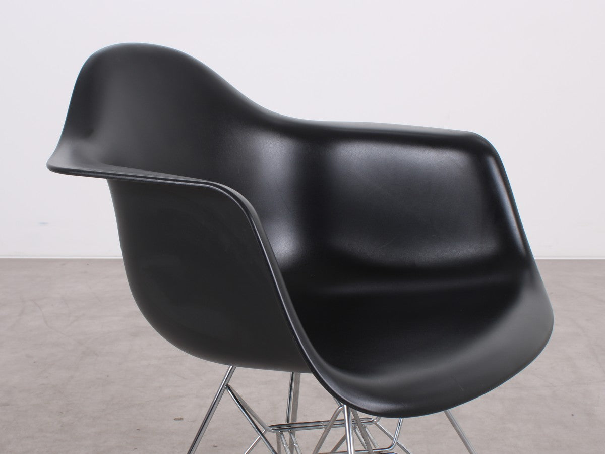 Seitliche Detailaufnahme des schwarzen Vitra Eames Plastic Chair DAR