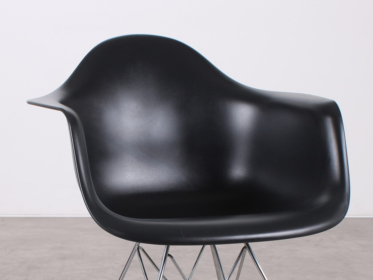 Detailaufnahme der schwarzen Sitzschale des Vitra Eames Plastic Chair DAR