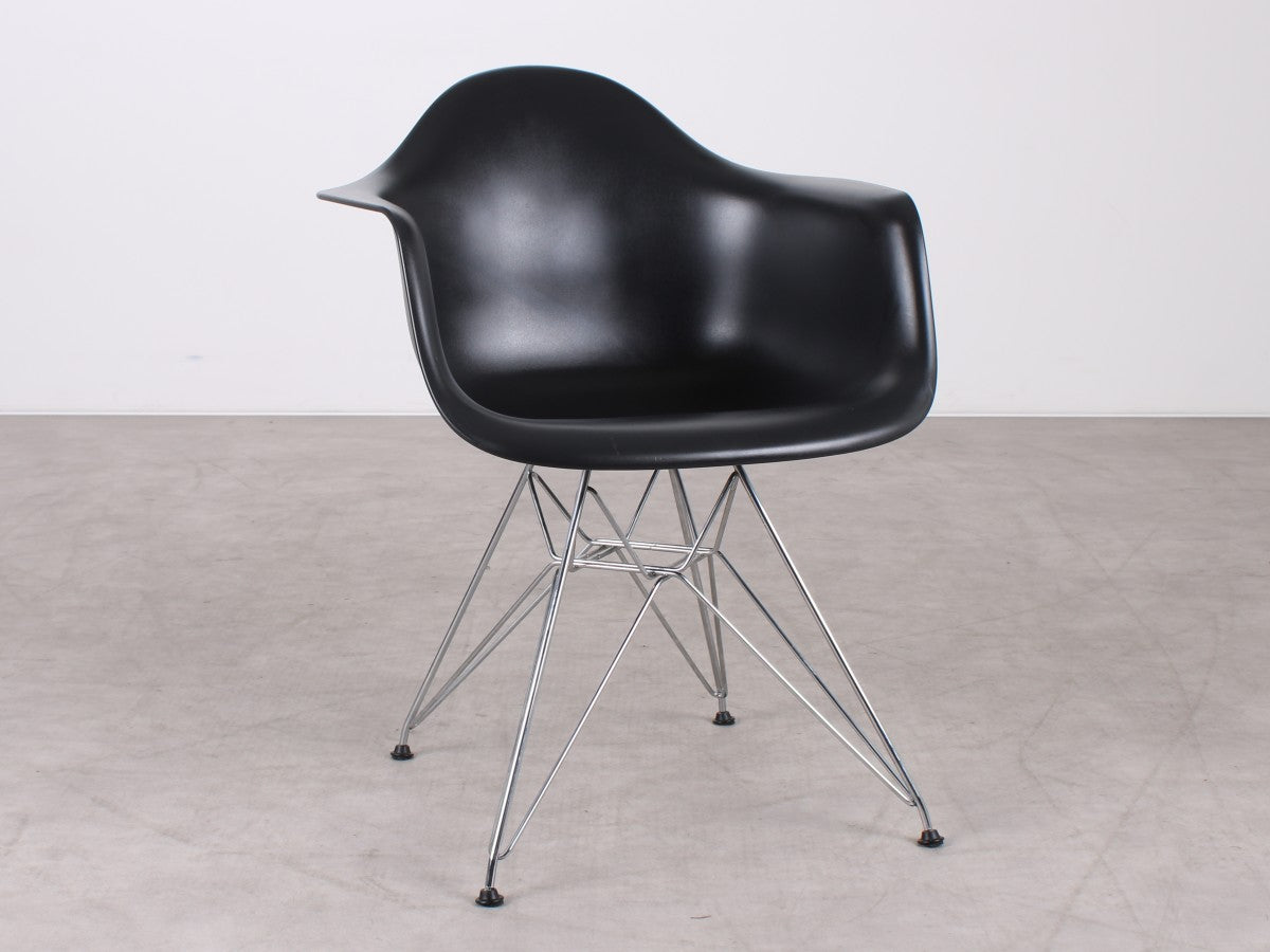 Vitra Eames Plastic Chair DAR in Schwarz in der Vorderansicht