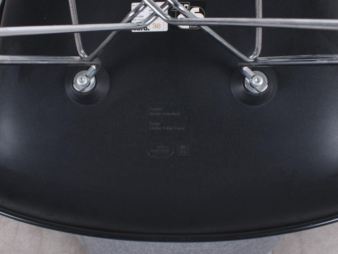 Unterseite der Sitzschale beim Vitra Eames Plastic Chair DAR mit Herstellerprägung