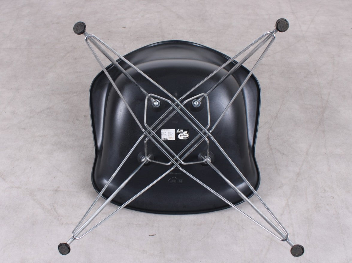 Unteransicht des Vitra Eames Plastic Chair DAR mit verchromtem Drahtgestell