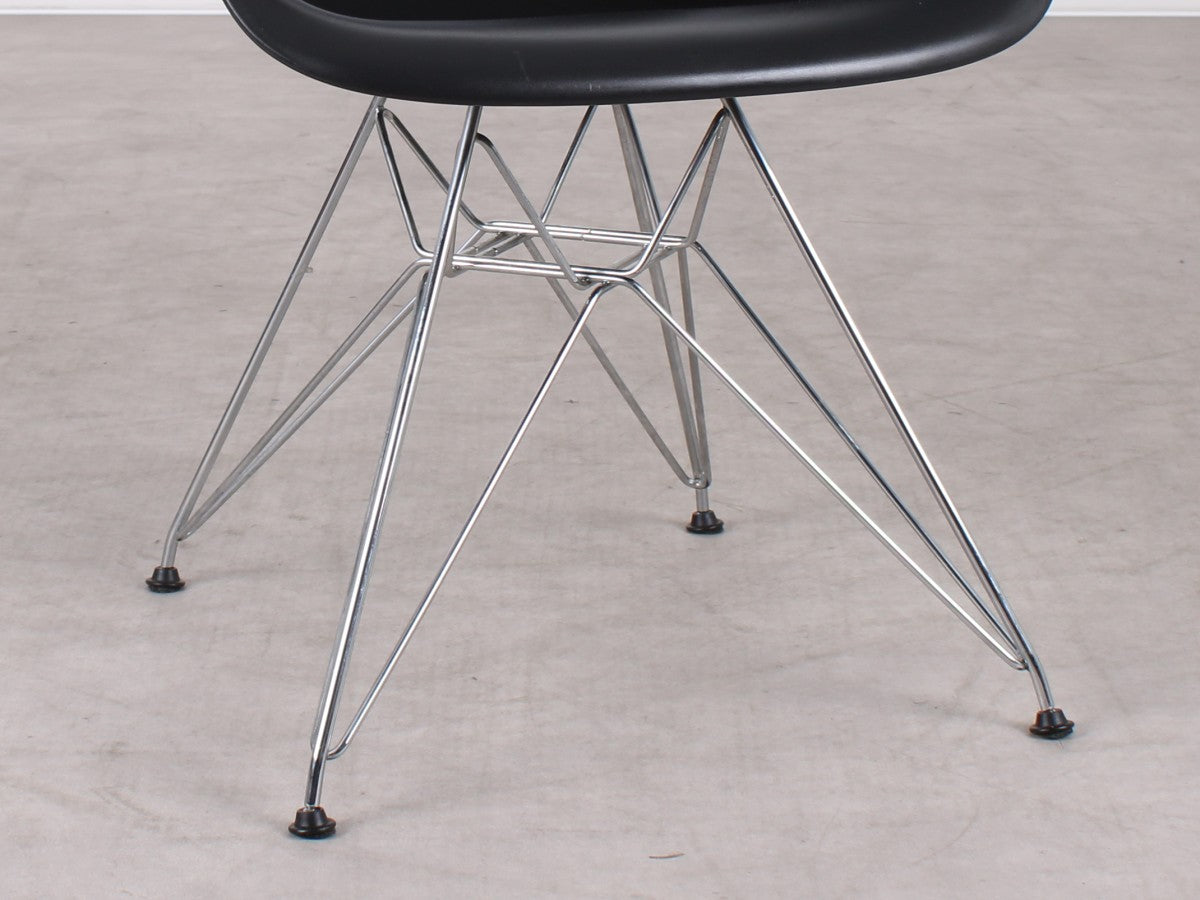Detailaufnahme des verchromten Drahtgestells vom Vitra Eames Plastic Chair DAR