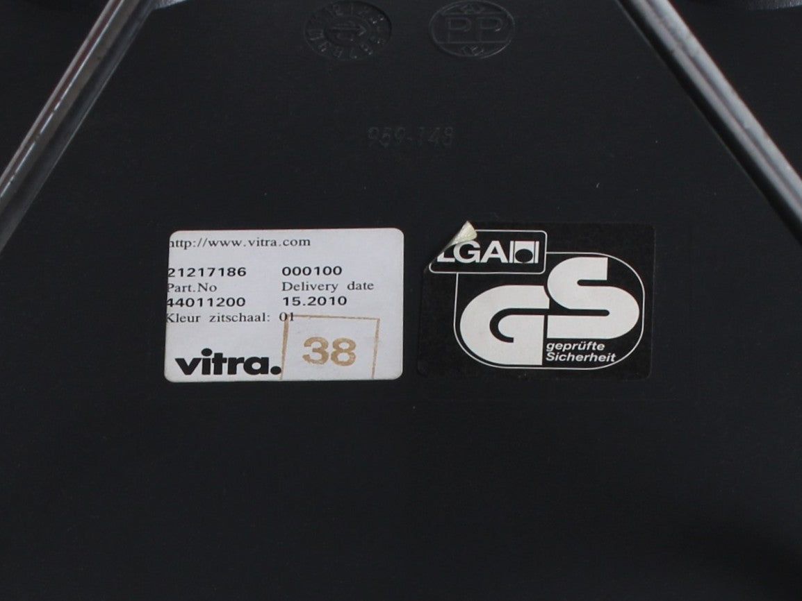 Detailaufnahme des Vitra Labels am Eames Plastic Chair DAR