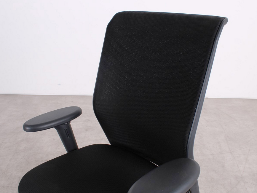 Vitra ID Mesh ergonomischer Bürostuhl in Schwarz, refurbished durch R&M