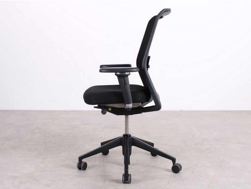 Vitra ID Mesh ergonomischer Bürostuhl in Schwarz, refurbished durch R&M
