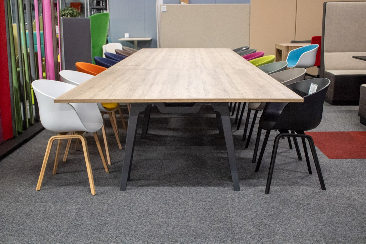 Vitra Joyn 2 Platform Besprechungstisch mit eichefarbener Platte und schwarzem Untergestell in der Frontansicht