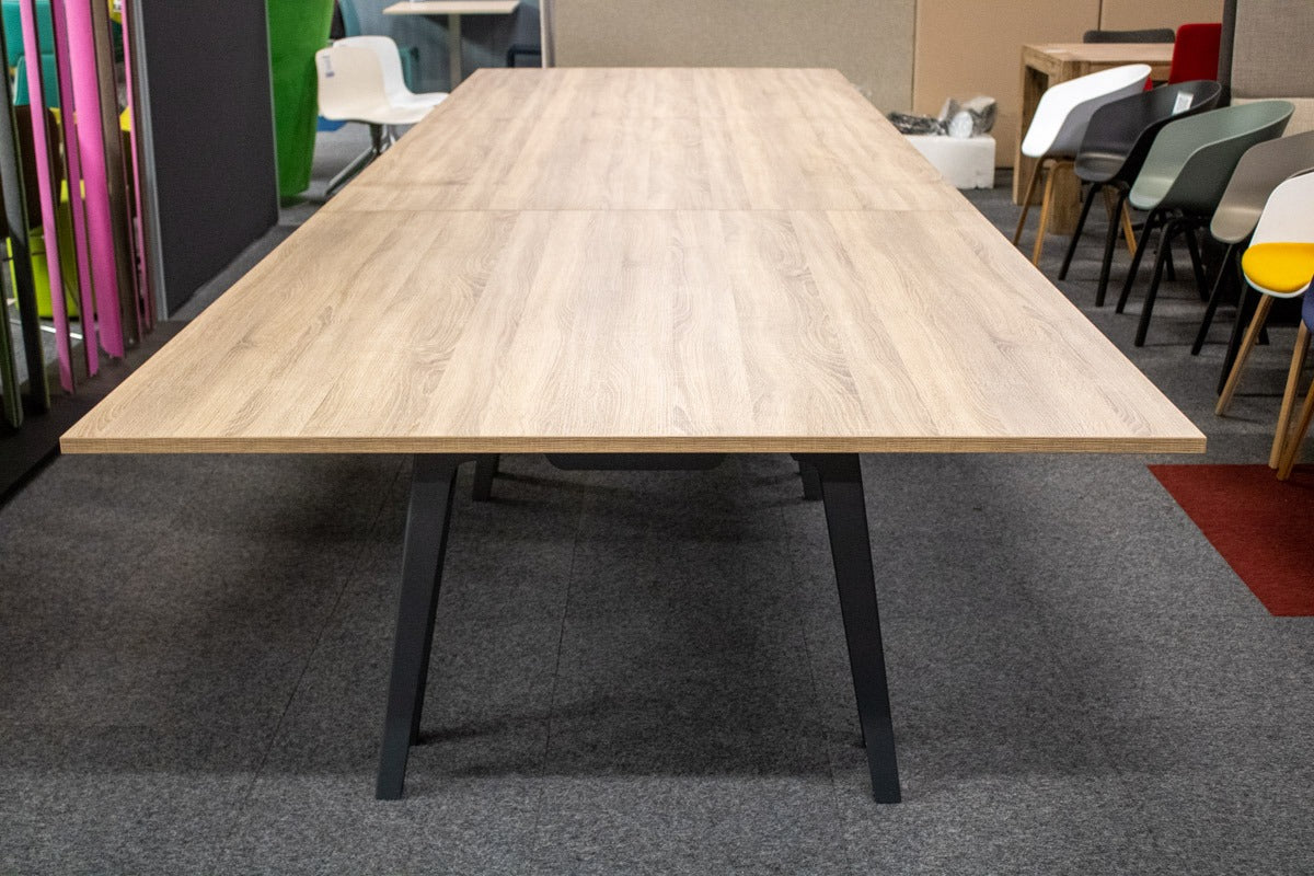 Vitra Joyn 2 Platform Konferenztisch mit eichefarbener Tischplatte in der Vorderansicht