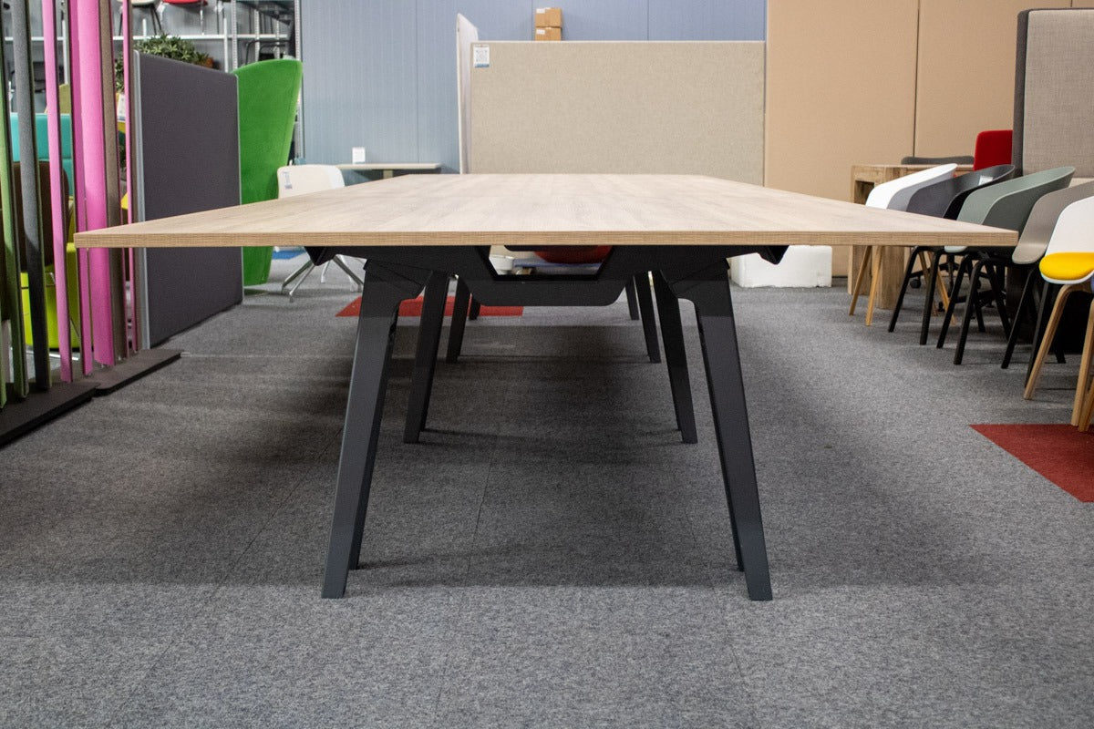 Vitra Joyn 2 Platform Konferenztisch mit schwarzem Gestell und heller Holzoptik-Tischplatte