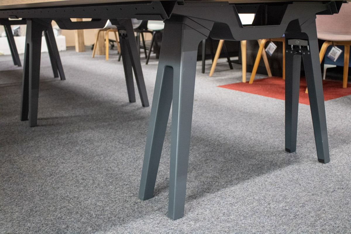 Detailaufnahme des schwarzen Tischgestells vom Vitra Joyn 2 Platform Besprechungstisch