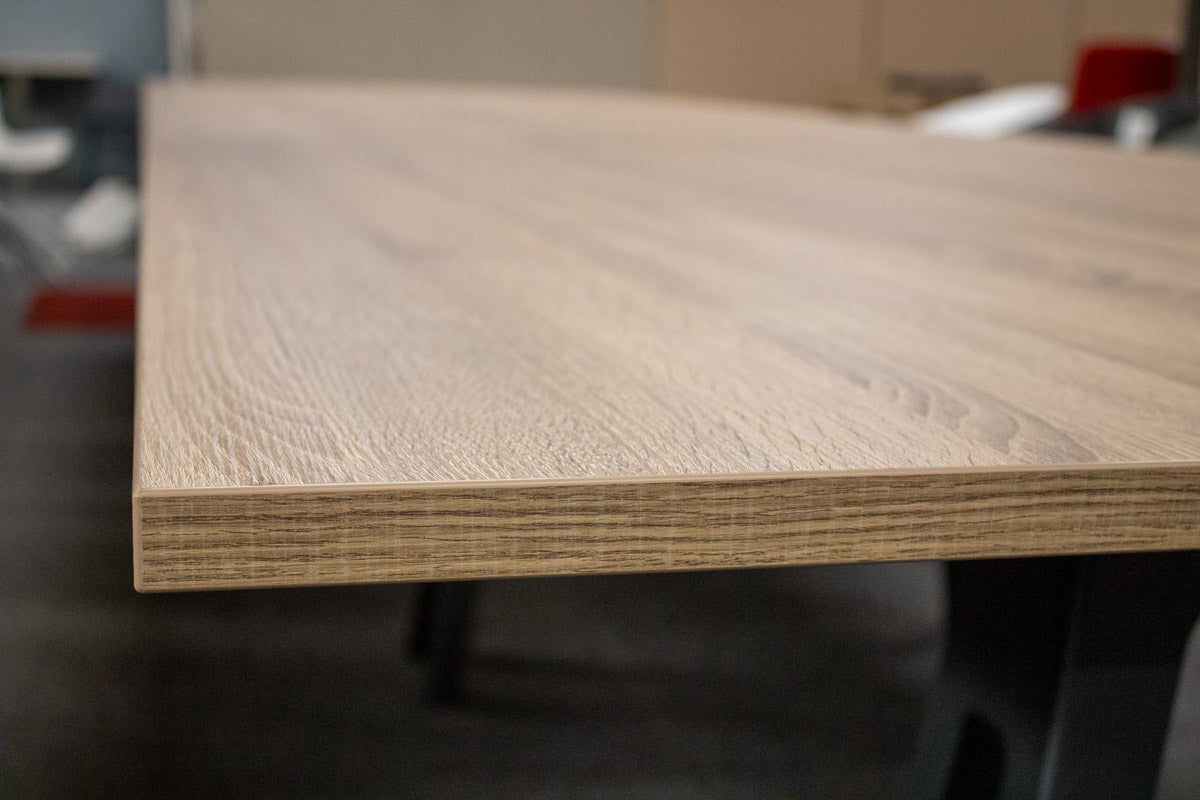 Detailaufnahme der eichefarbenen Tischplatte des Vitra Joyn 2 Platform Konferenztisches