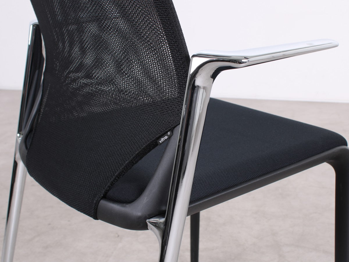 Detailaufnahme der verchromten Armlehne beim schwarzen Vitra MedaSlim Stuhl