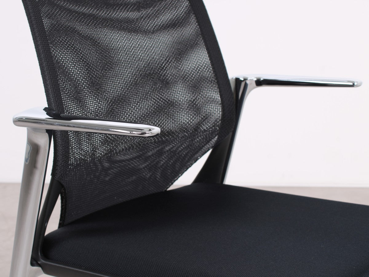 Detailaufnahme von Armlehne und Sitzfläche beim schwarzen Vitra MedaSlim